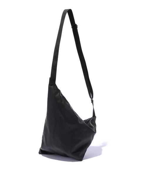MR.OLIVE E.O.I / WATERPROOF LIGHT LEATHER TRIANGLE BODY BAG ミスターオリーブ イーオーアイ/ウォータープルーフ ライトレザー/トライアングル ボディバッグ